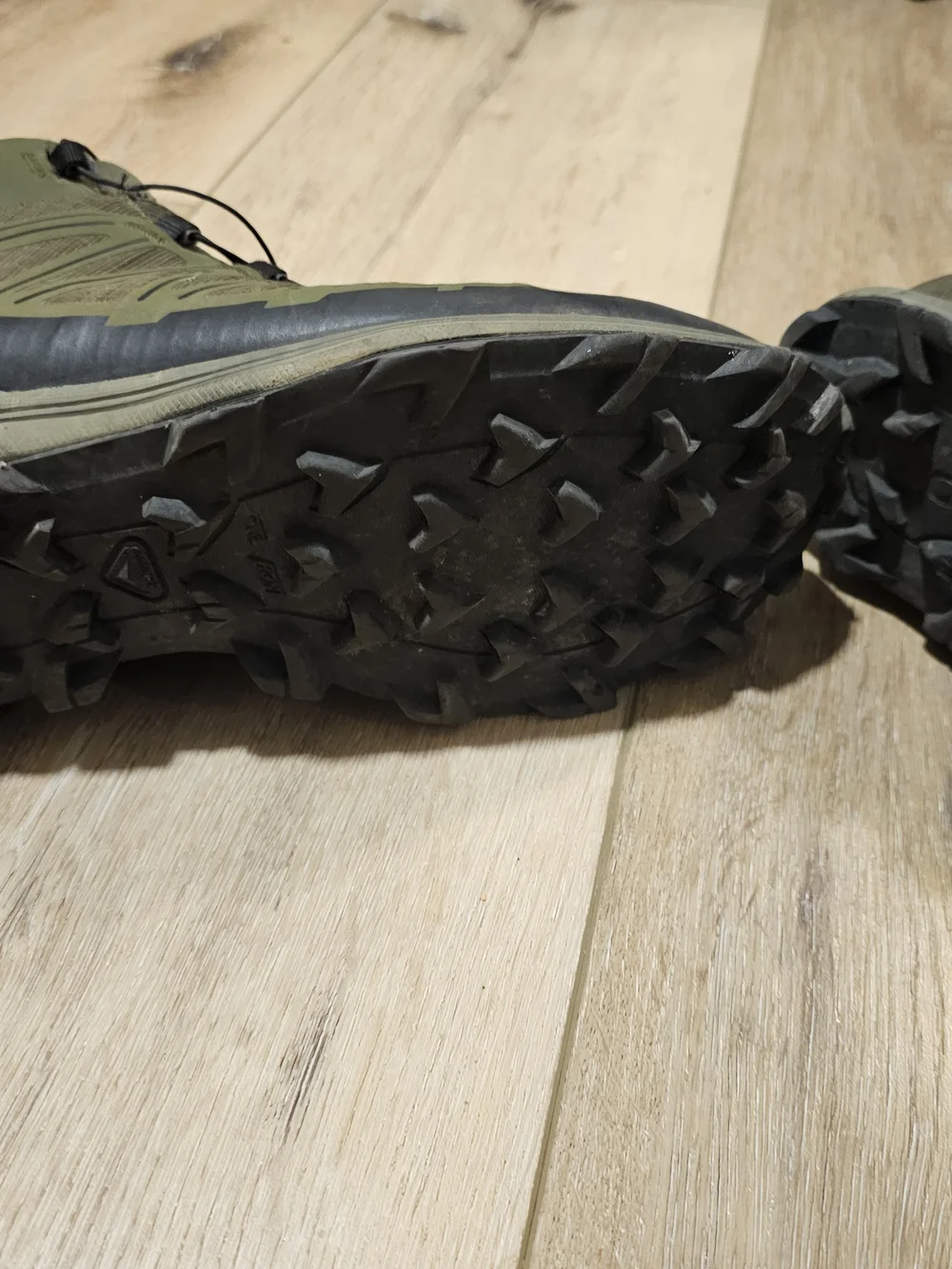 Salomon olive green